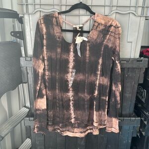 Buckle gimmicks tie dye top